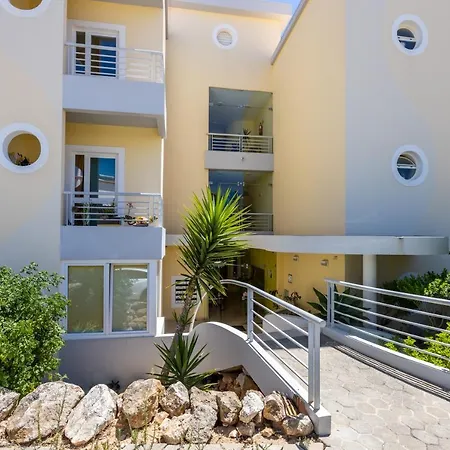 Miller Street Apartment *